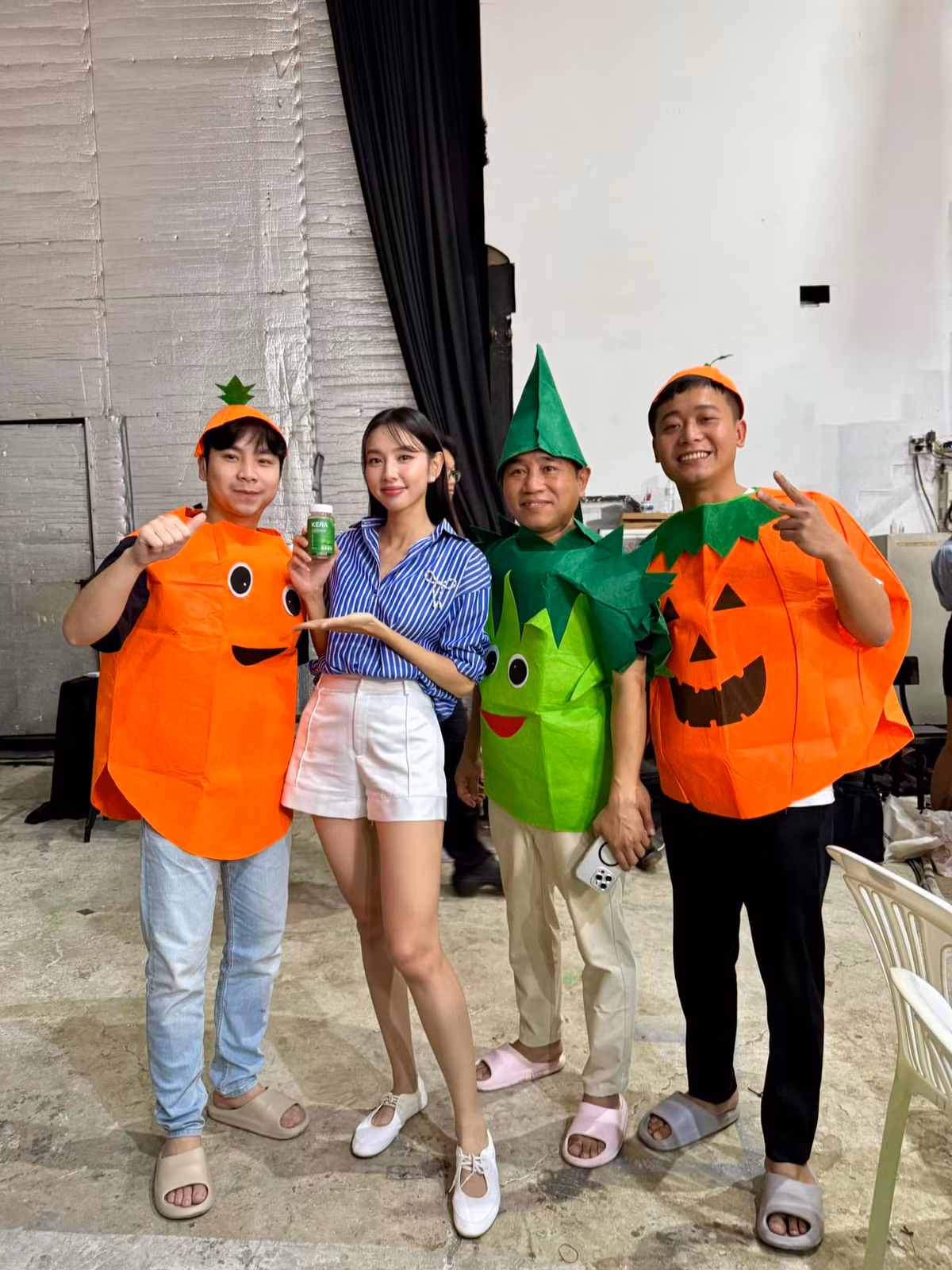 Quang Linh Vlogs cũng từng nói trên phiên livestream bán hàng rằng một viên kẹo này tương đương một đĩa rau, sau đó bị dư luận phản ứng khá dữ dội.