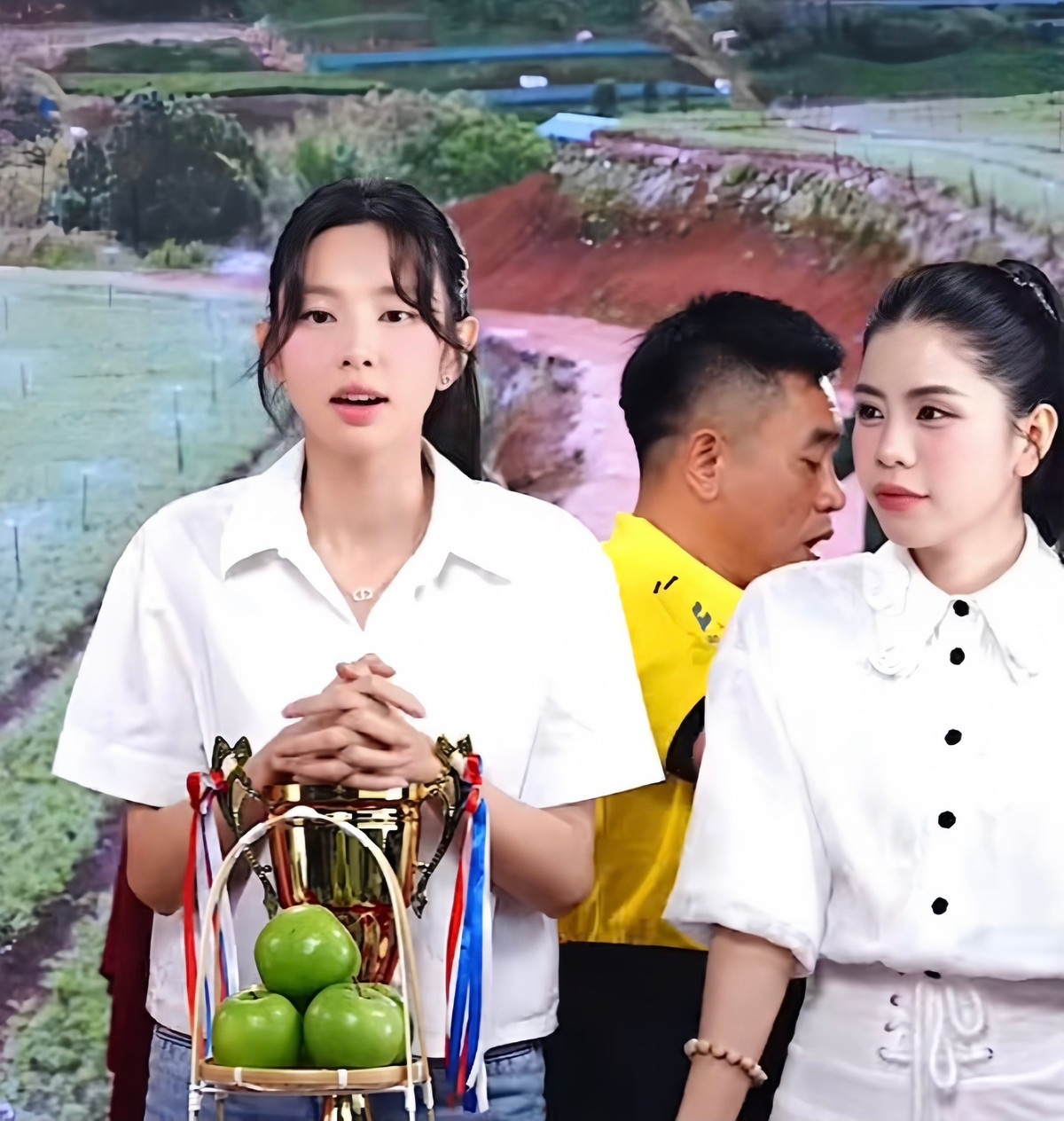 Sau những ồn ào về quảng cáo quá lố, sai sự thật về kẹo rau củ Kera, Quang Linh Vlog cùng Hằng Du Mục đều đã lên tiếng xin lỗi.