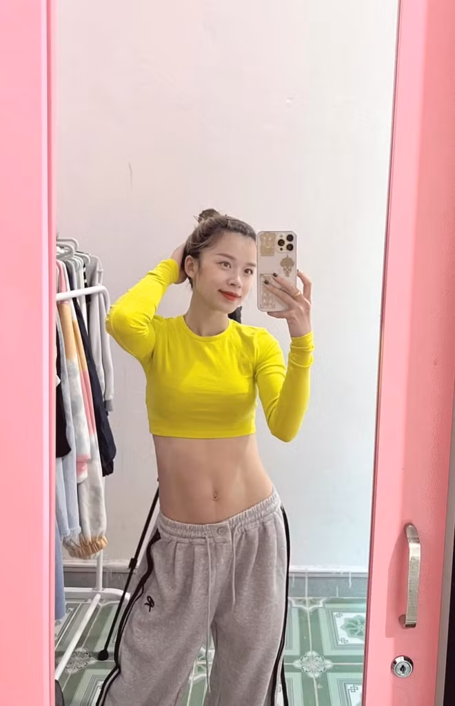 Dù khá "nhẹ cân" nhưng nhờ sở hữu thân hình cân đối, cô nàng vẫn trông khoe khoắn, tràn đầy sức sống.