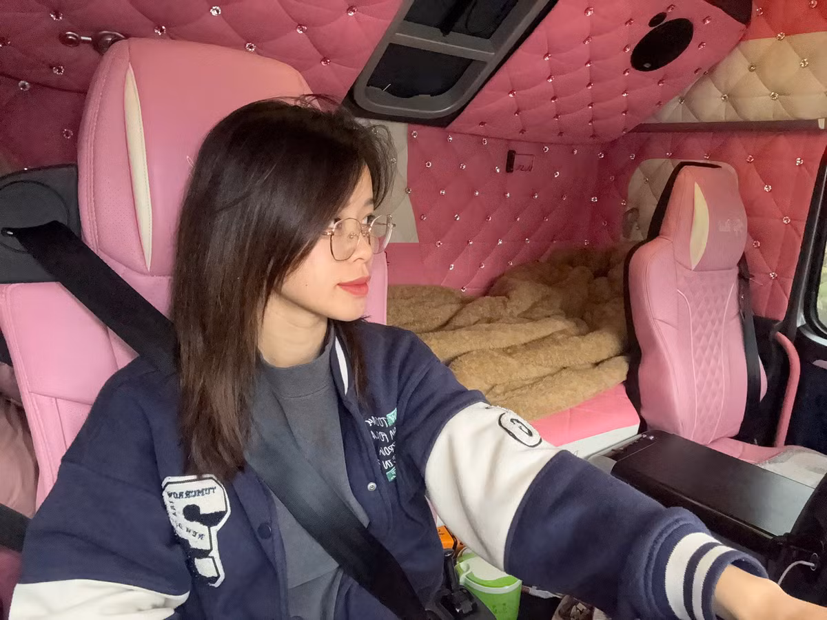 Công việc đối lập với ngoại hình xinh xắn, nóng bỏng, các clip chia sẻ về chuyện vui buồn nghề lái xe tải của Hạnh đều lọt vào xu hướng, viral khắp MXH.