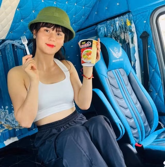 Dù làm công việc không cố định giờ giấc, ăn uống cũng khó đảm bảo, thế nhưng Minh Nguyệt vẫn giữ được vóc dáng săn chắc. Nhan sắc xinh đẹp của nữ tài xế trong loạt video được đăng tải trên mạng xã hội khiến nhiều người phải xuýt xoa.