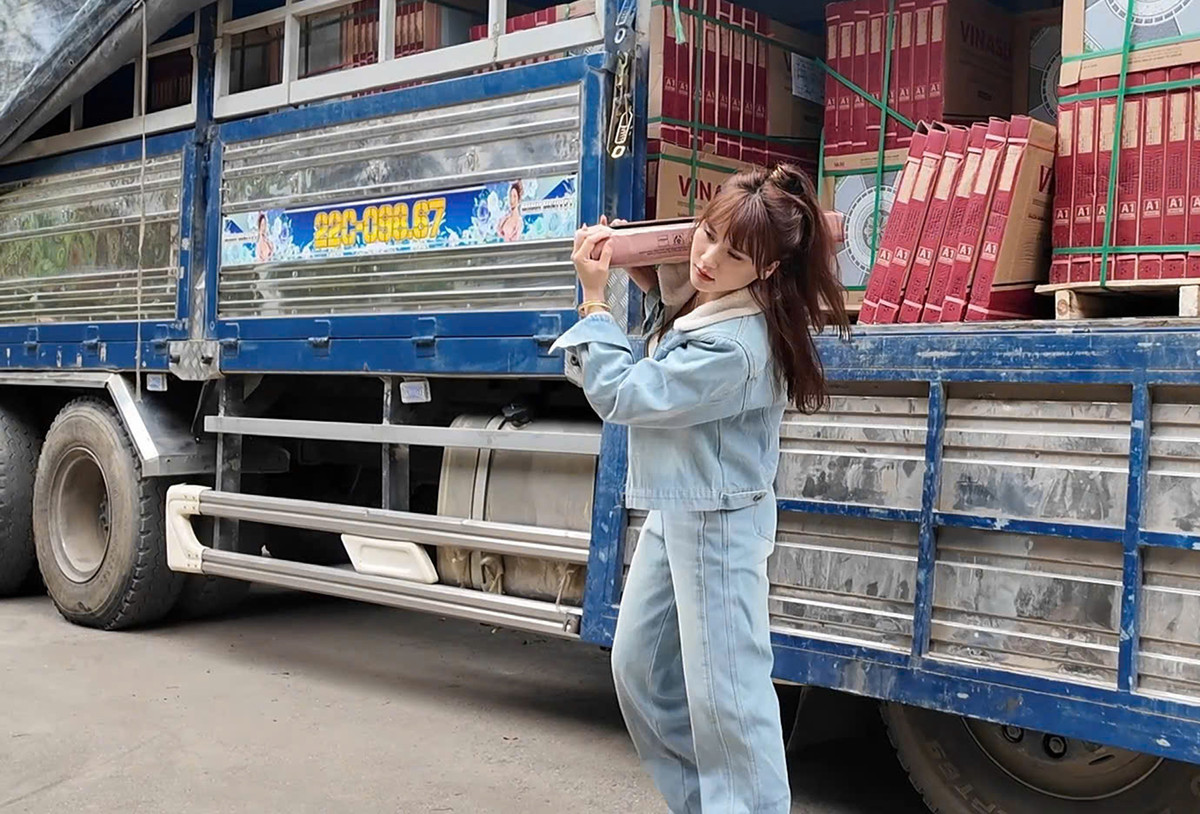 Ngay từ khi còn nhỏ, Nguyệt thường xuyên theo chân bố mẹ trên những chuyến đi xa, dần trở nên quen thuộc với từng cung đường. Năm 2020, cô thi đỗ bằng lái xe hạng C, bắt đầu sự nghiệp lái xe tải.