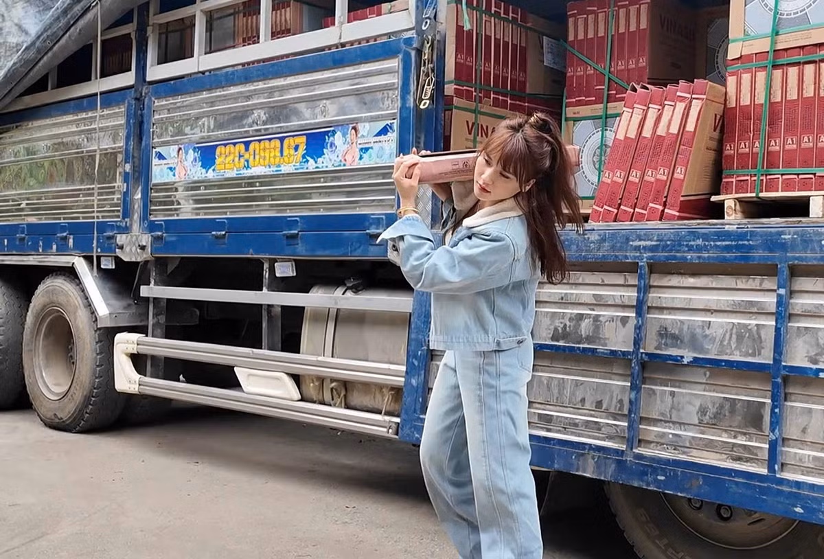 Ngay từ khi còn nhỏ, Nguyệt thường xuyên theo chân bố mẹ trên những chuyến đi xa, dần trở nên quen thuộc với từng cung đường. Năm 2020, cô thi đỗ bằng lái xe hạng C, bắt đầu sự nghiệp lái xe tải.