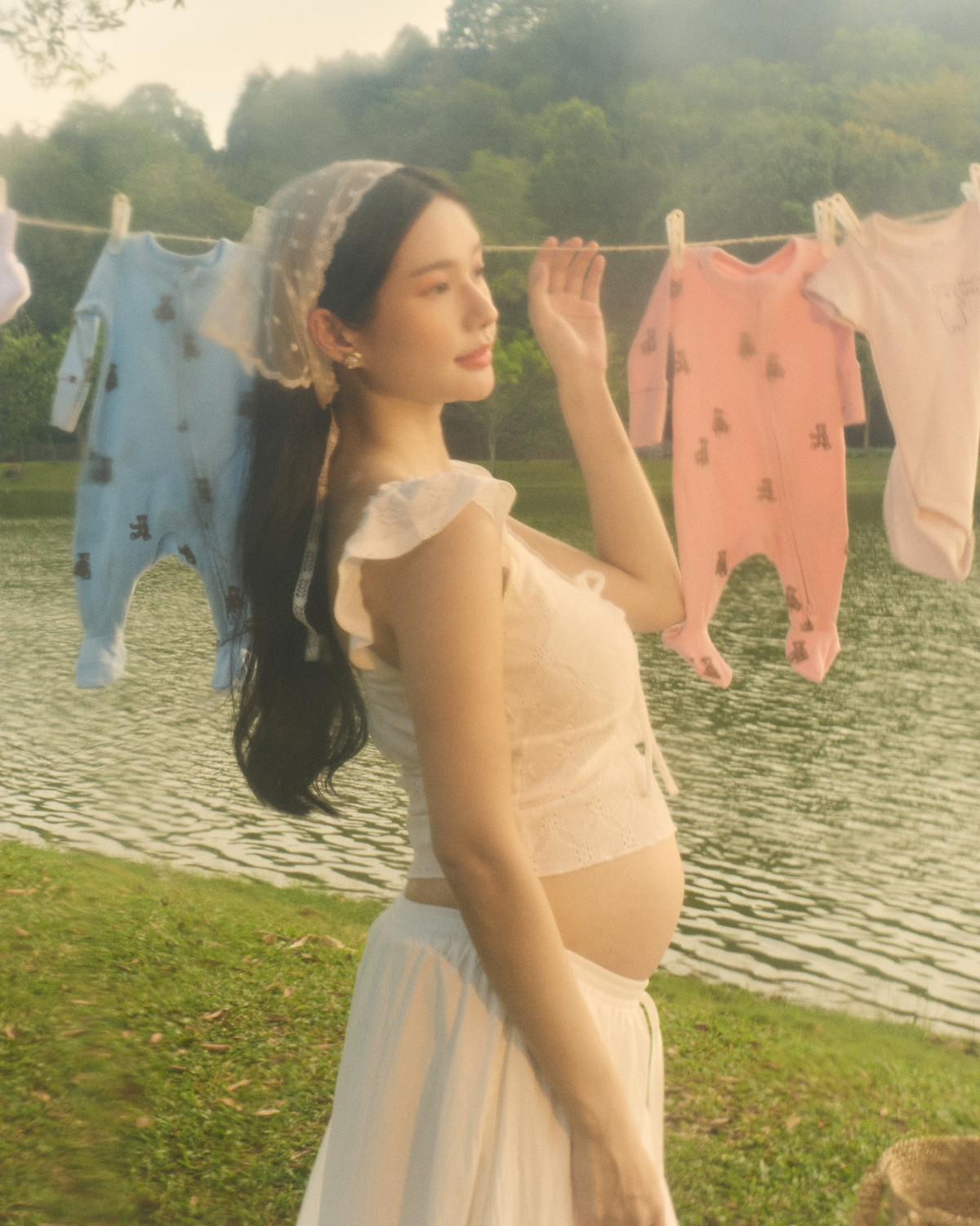 Được biết đến với phong cách thời trang ấn tượng, dù là trong thời gian bầu bì cô nàng vẫn khiến netizen phải xuýt xoa với những lần lên đồ chất lượng.