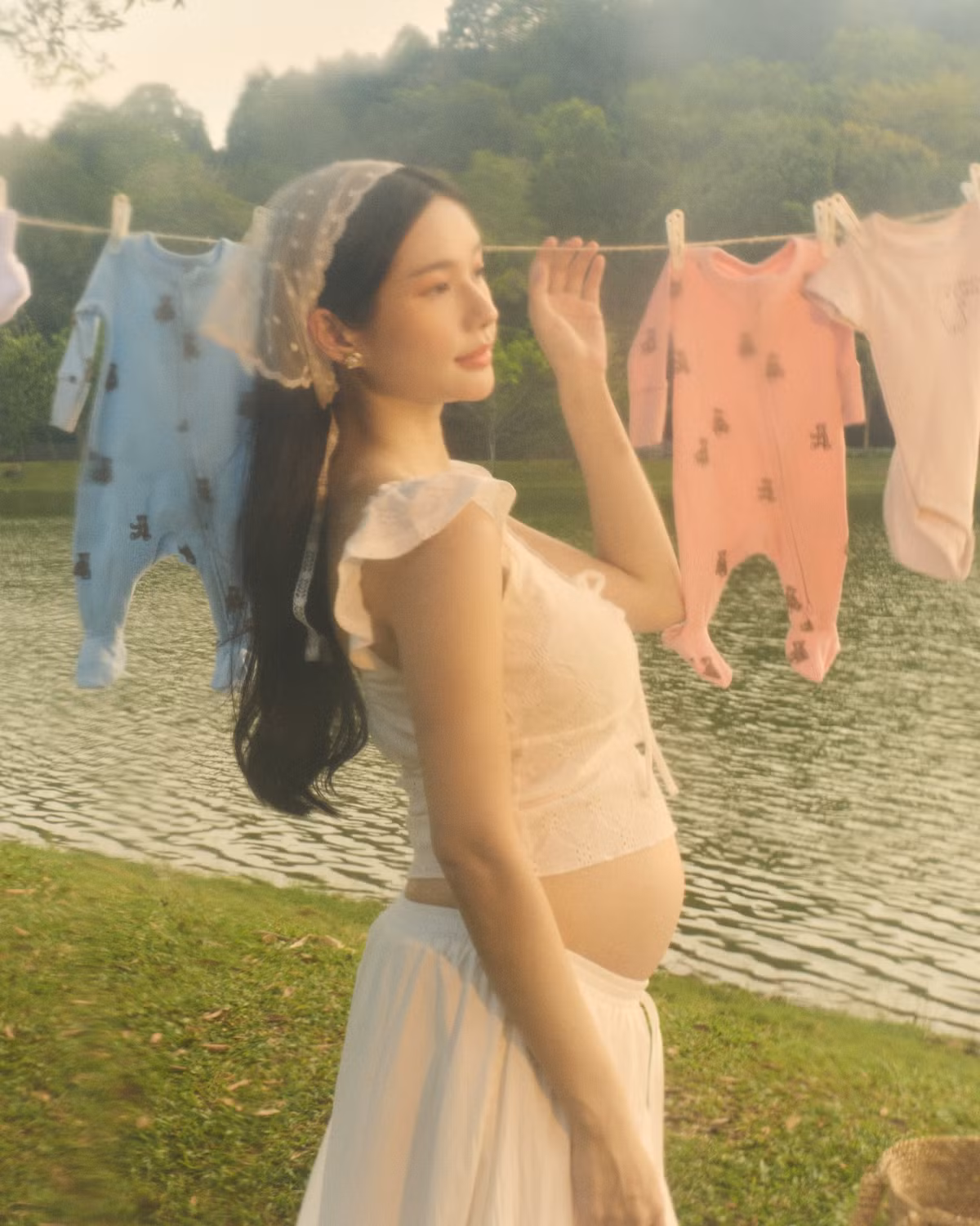 Được biết đến với phong cách thời trang ấn tượng, dù là trong thời gian bầu bì cô nàng vẫn khiến netizen phải xuýt xoa với những lần lên đồ chất lượng.