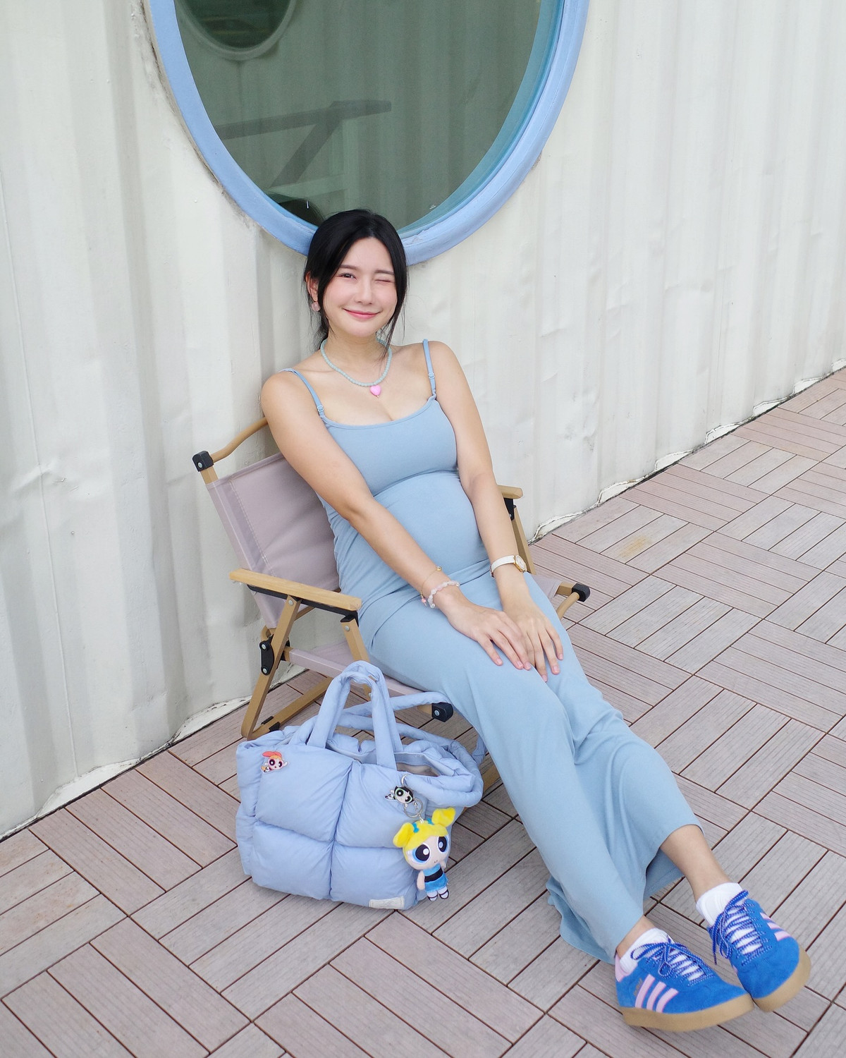 Cô nàng cũng có mối quan hệ thân thiết với nhiều hot girl khác trong và ngoài nước.