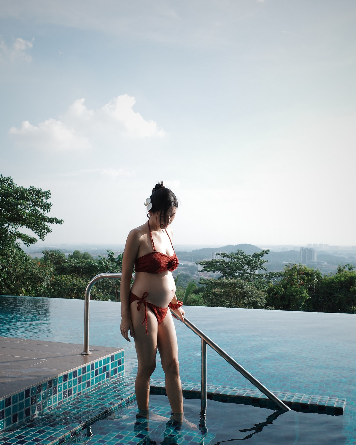 Nhiều người phải xuýt xoa trước thần thái của cô nàng. Dù đã mang thai ở những tháng cuối, Qiu Wen vẫn giữ được tinh thần thoải mái, vẻ ngoài rạng rỡ.