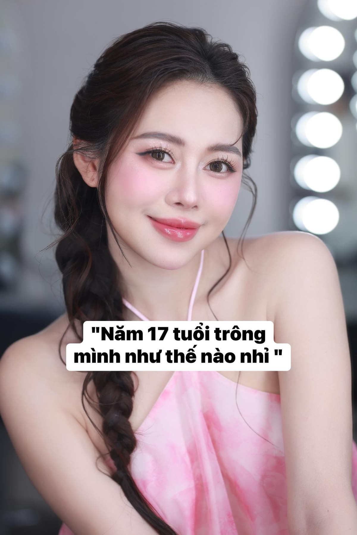 Mới đây, hot TikToker Việt Phương Thoa khiến dân mạng bất ngờ khi chia sẻ loạt ảnh thời đi học, chứng minh màn "dậy thì thành công" đầy ấn tượng. Nếu như trước đây, cô nàng sở hữu vẻ ngoài giản dị, phong cách có phần ngây thơ, thì hiện tại, Việt Phương Thoa đã hoàn toàn lột xác với nhan sắc rạng rỡ, thần thái cuốn hút và vóc dáng quyến rũ.