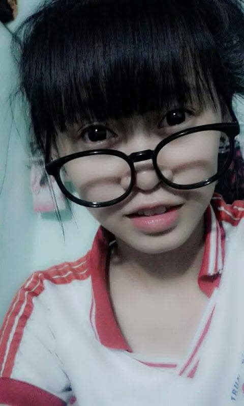 Cách mang kính to, hạ thấp đến nửa mũi của những cô nàng ngày ấy.