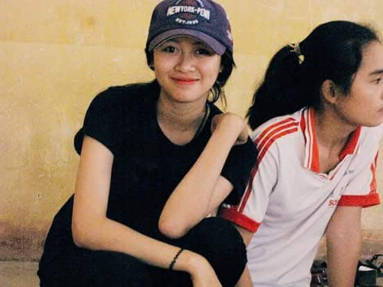 Trên trang cá nhân, Việt Phương Thoa đăng tải loạt ảnh thuở học sinh kèm theo dòng trạng thái đầy hoài niệm: "10 năm trôi qua rồi".