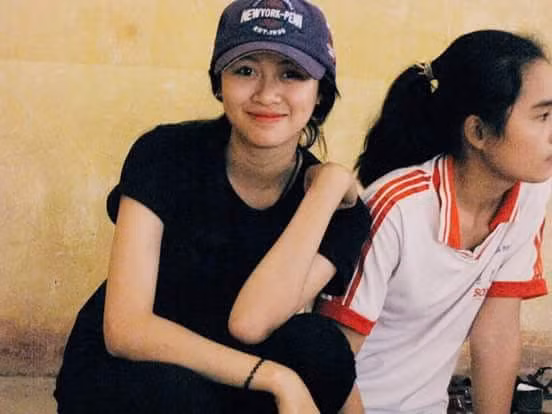 Trên trang cá nhân, Việt Phương Thoa đăng tải loạt ảnh thuở học sinh kèm theo dòng trạng thái đầy hoài niệm: "10 năm trôi qua rồi".