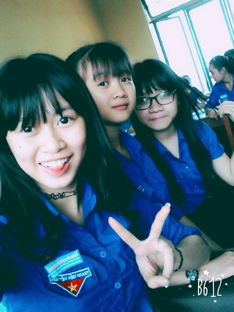 Trong những bức ảnh cũ, Việt Phương Thoa xuất hiện với gương mặt nhỏ nhắn, cô nàng "tự sướng" cùng bạn bè. Thuở đi học, hot Tiktoker cũng rất chịu khó bắt trend khi mang chiếc vòng chocker - một món phụ kiện cực hot khoảng hơn 10 năm trước