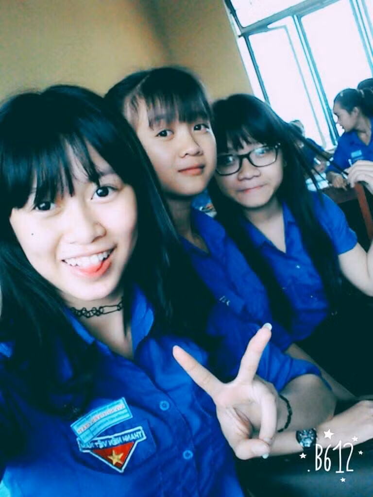 Trong những bức ảnh cũ, Việt Phương Thoa xuất hiện với gương mặt nhỏ nhắn, cô nàng "tự sướng" cùng bạn bè. Thuở đi học, hot Tiktoker cũng rất chịu khó bắt trend khi mang chiếc vòng chocker - một món phụ kiện cực hot khoảng hơn 10 năm trước