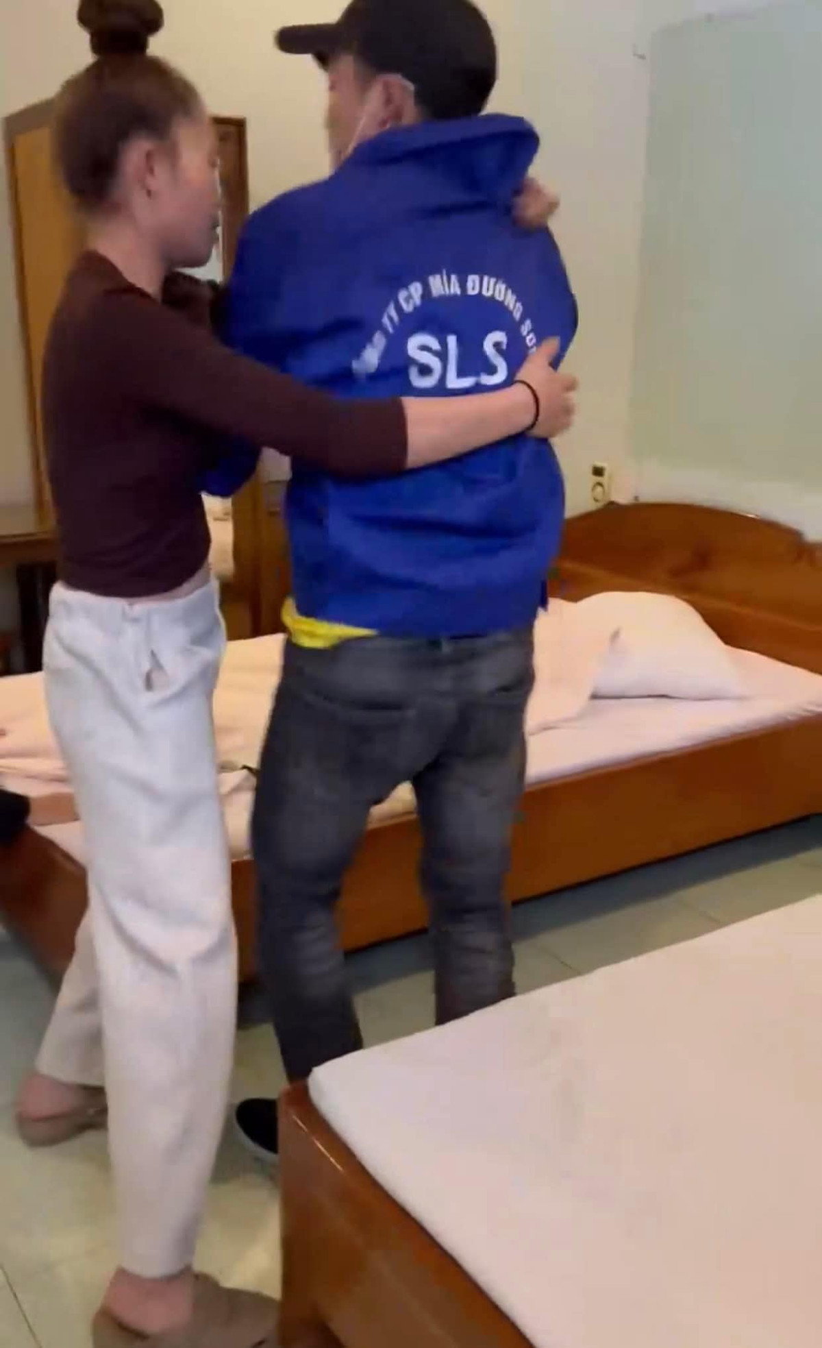 Trong nội dung trong video, sau khi biết người chồng lên bắt gian, nhân tình của cô vợ đã ngay lập tức bỏ trốn, chỉ để lại cô vợ ngồi "chịu trận".