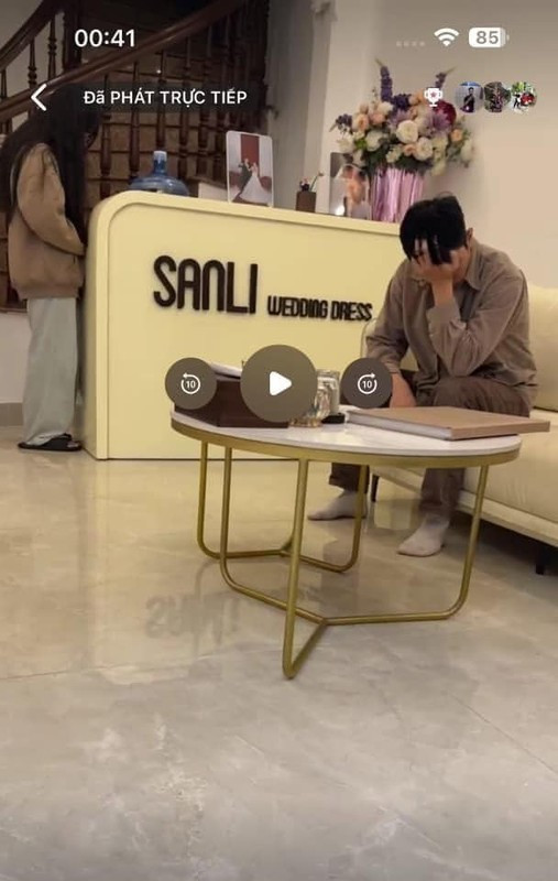 Chị vợ trong video không làm ầm ĩ mà quyết định ngồi nói chuyện với chồng, đồng thời gọi điện cho gia đình chồng để thông báo về quyết định ly hôn.