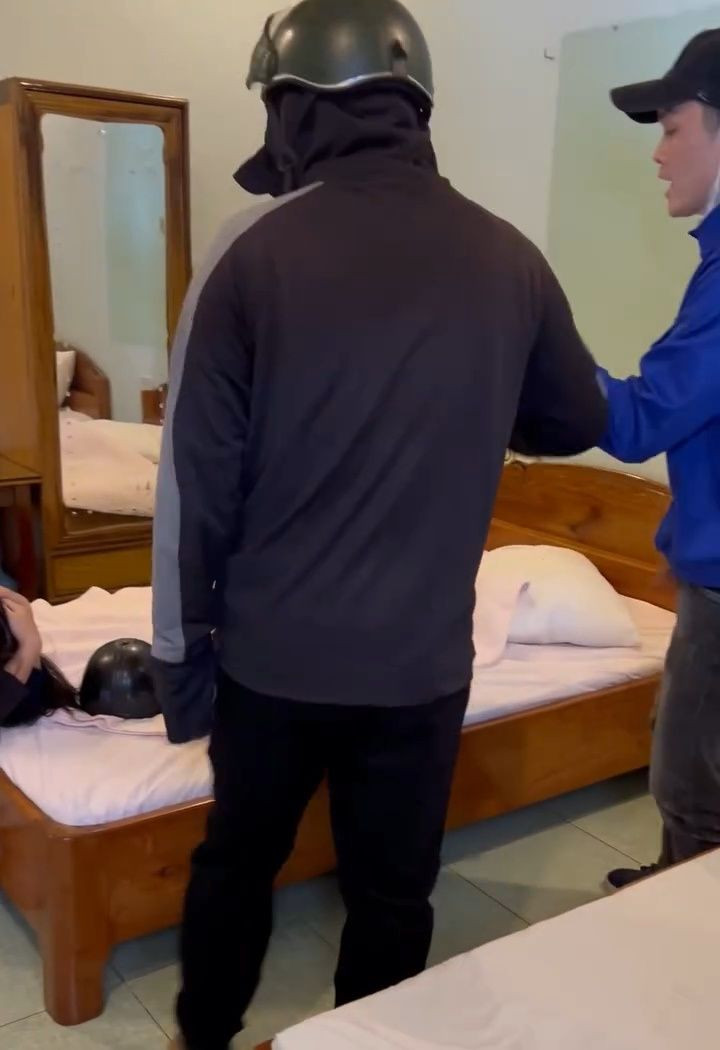 Xuyên suốt đoạn video, cô vợ này chỉ ngồi im lặng lẽ nghe chồng mắng chửi, đồng thời cúi gằm mặt.