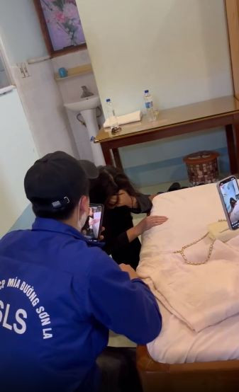 Ở phần bình luận, nhiều người bày tỏ xót xa thay cho anh chồng, đồng thời chỉ trích người vợ là "thiếu đạo đức", không biết trân trọng người trước mặt.