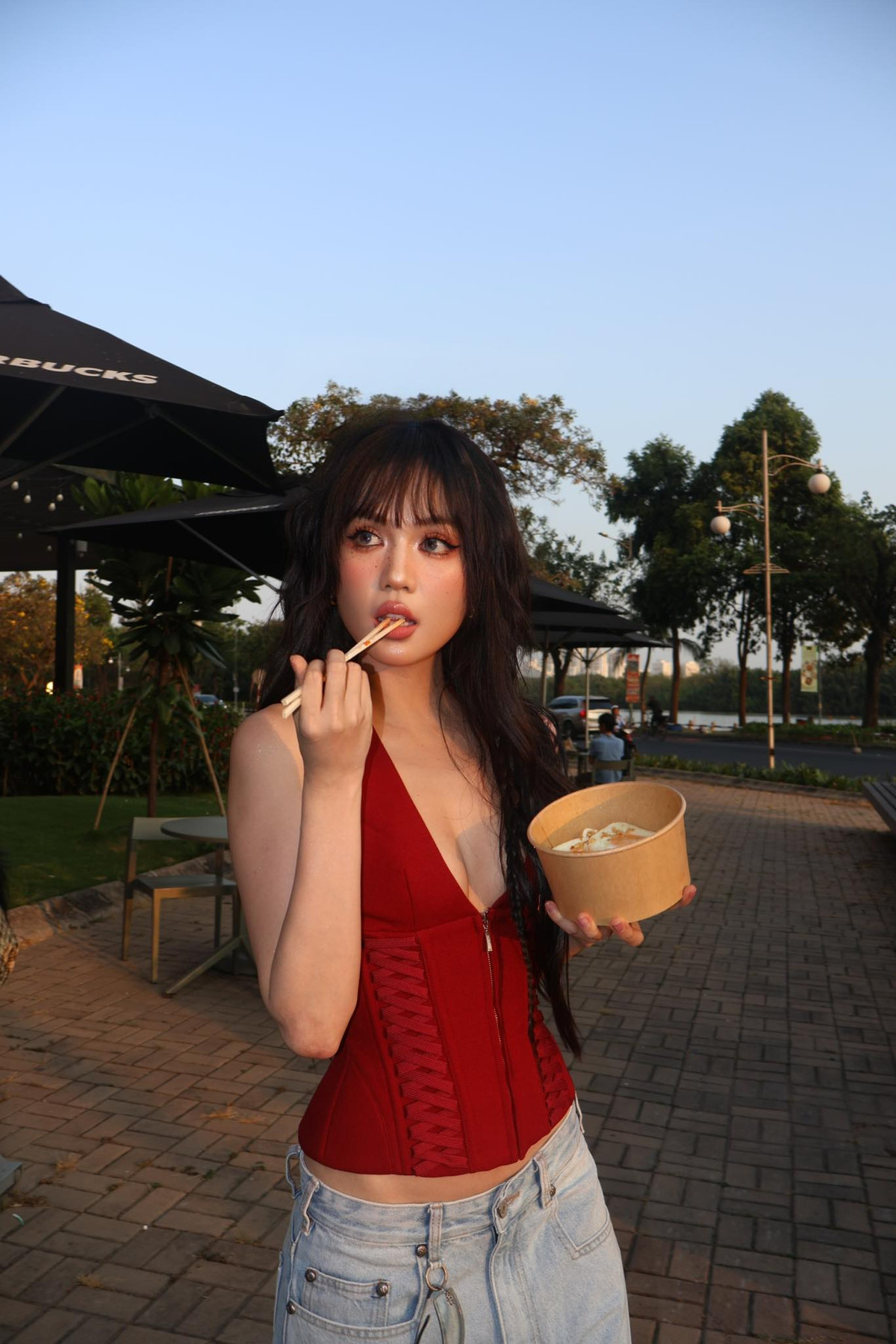 Phần cổ áo khoét sâu giúp cô nàng khoe vòng 1 lấp ló đầy gợi cảm.