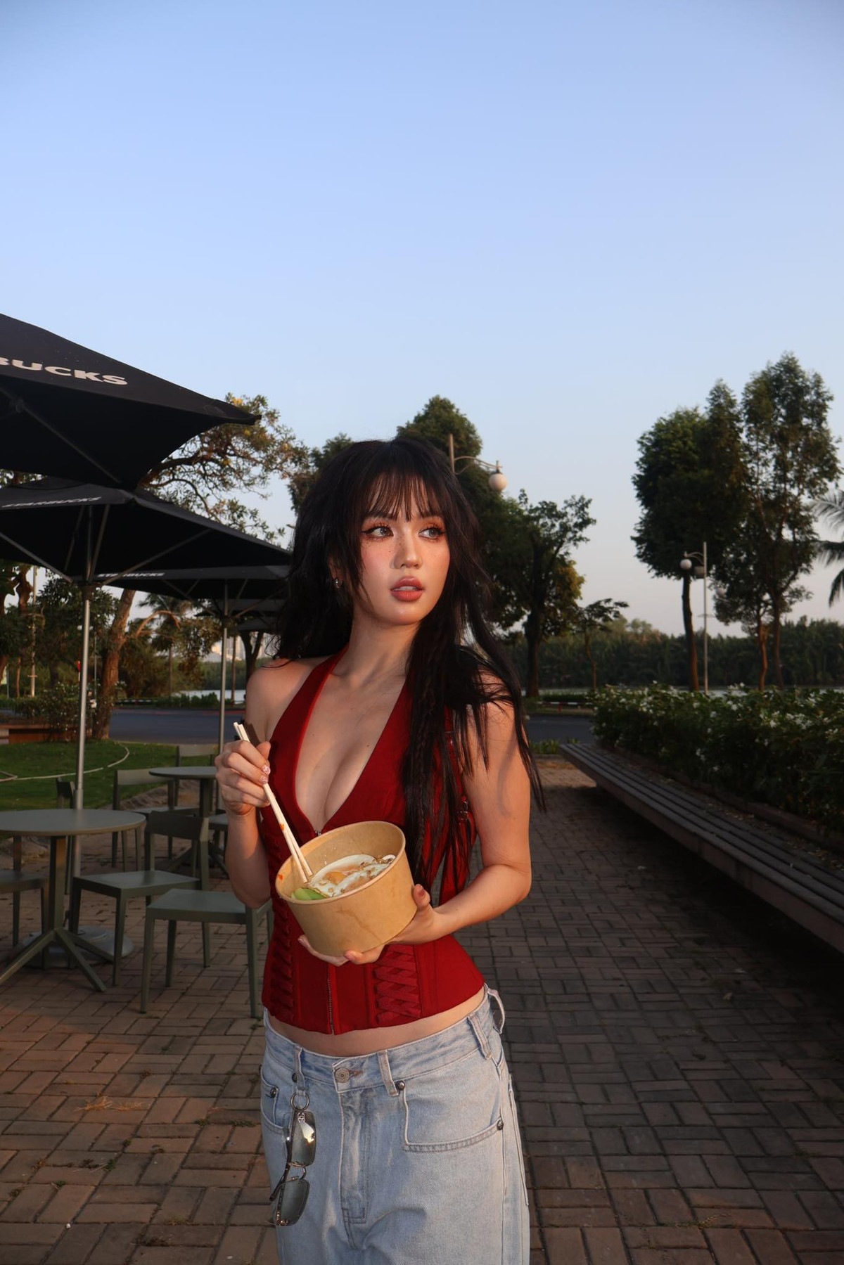 Phía sau áo, phần dây thắt tạo điểm nhấn cho trang phục, tăng phần gợi cảm.