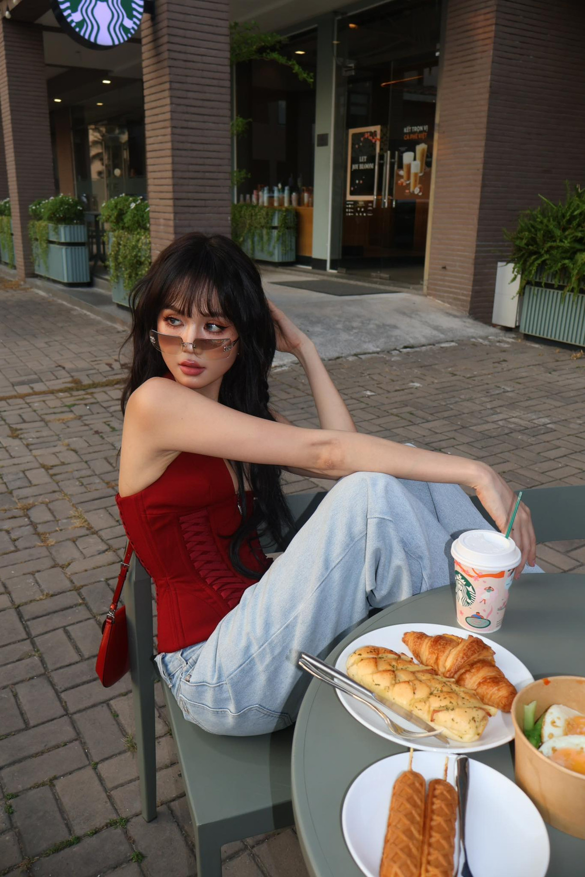 Sự kết hợp này không chỉ giúp cô khoe khéo vòng eo con kiến mà còn thể hiện gu thời trang sành điệu, bắt kịp xu hướng quốc tế.