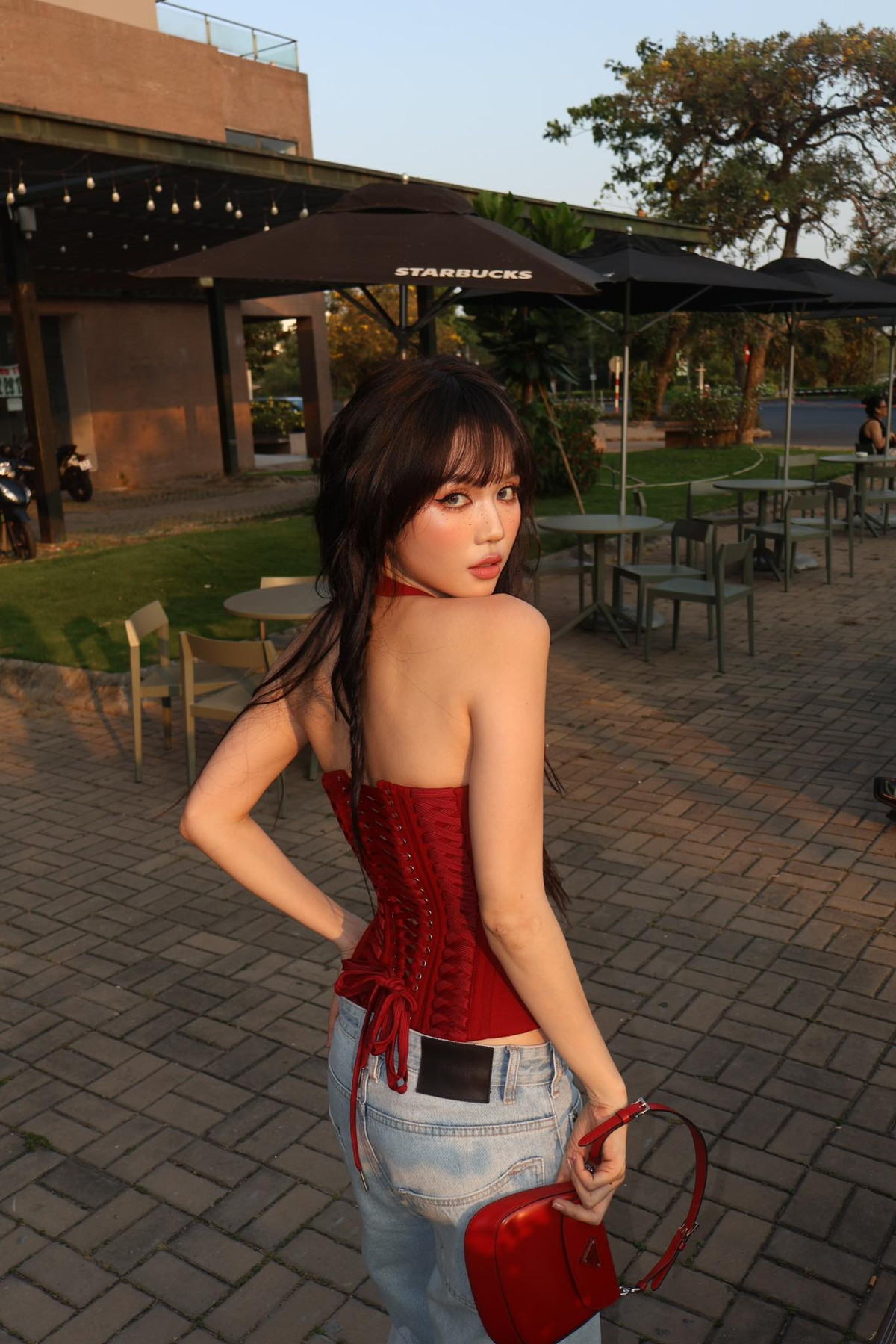 Để hoàn thiện bộ trang phục, Ngọc Trinh kết hợp áo corset với quần jeans cạp trễ, tạo nên phong cách Y2K đầy cá tính và hiện đại.