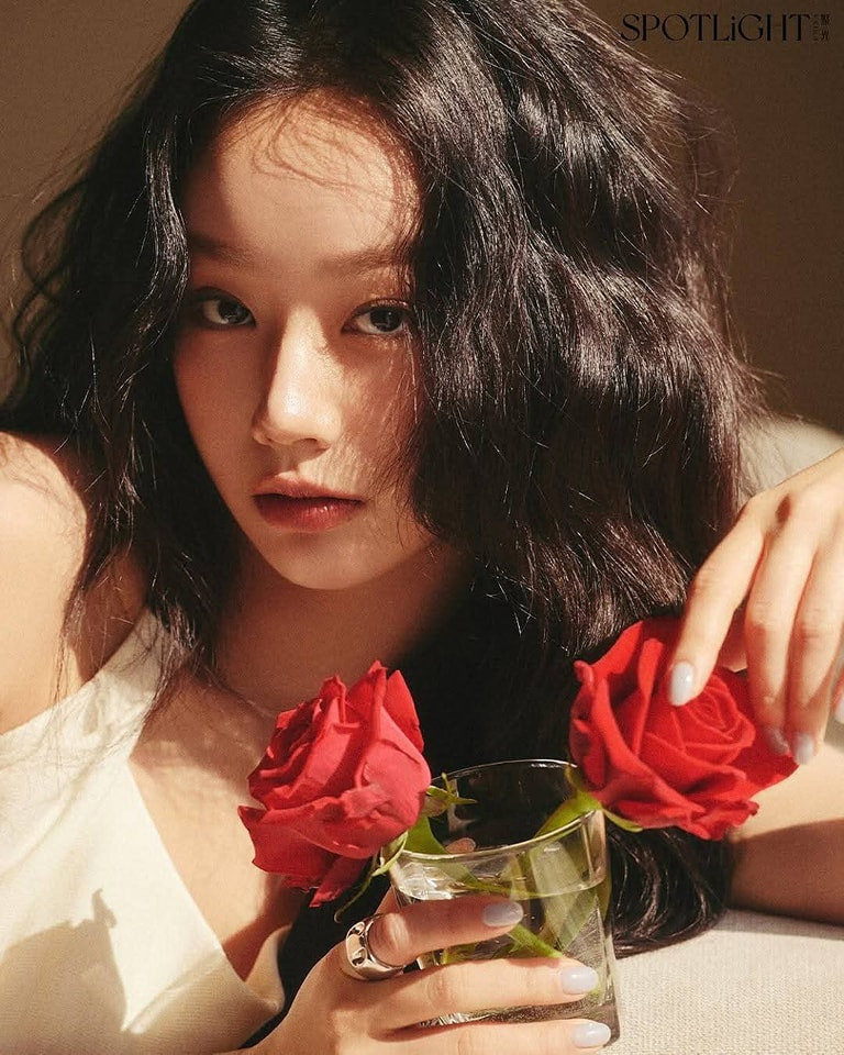 Kể từ khi quay trở lại màn ảnh với vai diễn trong bộ phim Friendly Rivalry, Hyeri đã gây sốt với nhân vật mà mình hóa thân là Yoo Je Yi, một nữ sinh tài giỏi, xinh đẹp quyến rũ, nổi tiếng nhất trường và xuất thân từ gia đình quyền thế.