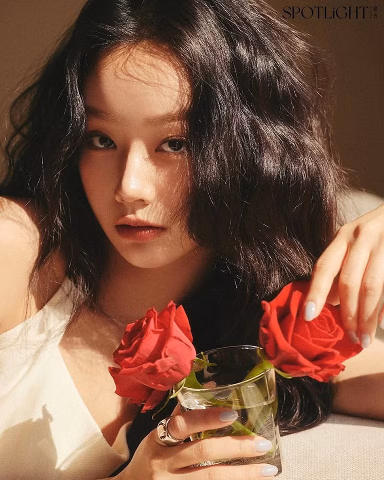 Kể từ khi quay trở lại màn ảnh với vai diễn trong bộ phim Friendly Rivalry, Hyeri đã gây sốt với nhân vật mà mình hóa thân là Yoo Je Yi, một nữ sinh tài giỏi, xinh đẹp quyến rũ, nổi tiếng nhất trường và xuất thân từ gia đình quyền thế.