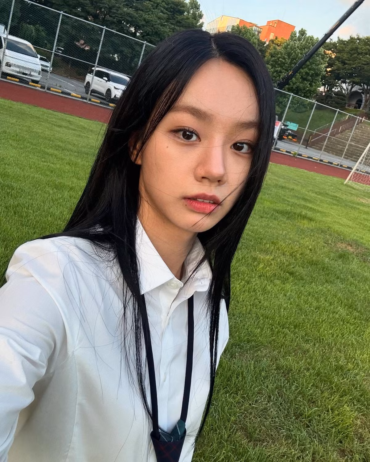 Cách đây ít lâu, Hyeri vướng vào tin đồn tình ái ồn ào tay ba với nam diễn viên Ryu Jun Yeol và Han So Hee. Tháng 3/2024, Hyeri trở thành tâm điểm của truyền thông khi bạn trai cũ của cô, nam diễn viên Ryu Jun Yeol, bị phát hiện hẹn hò với nữ diễn viên Han So Hee tại Hawaii. Thông tin này gây xôn xao dư luận, đặc biệt khi mối quan hệ giữa Hyeri và Ryu Jun Yeol đã kết thúc vào tháng 11/2023, sau 7 năm bên nhau.