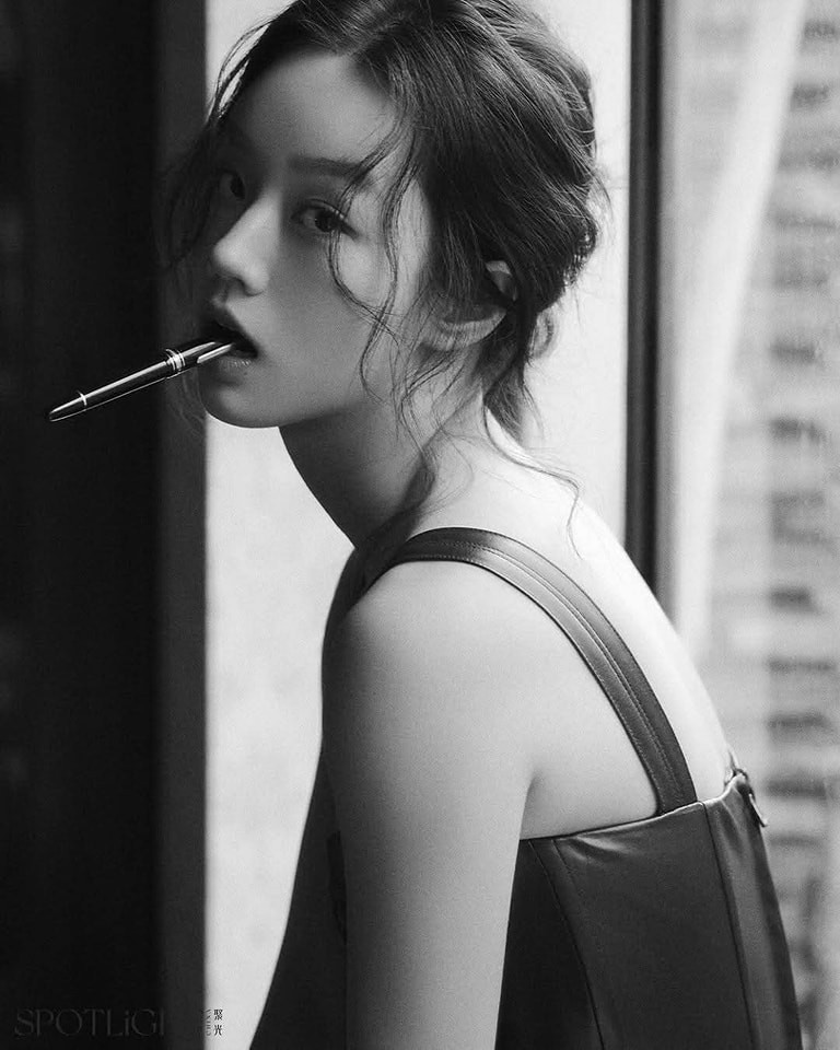 Loạt ảnh chụp tạp chí gần đây của Hyeri nhận về cơn mưa lời khen từ người hâm mộ. 30.000 bản tạp chí Spotlight có hình ảnh nữ diễn viên được bán ra chỉ trong vòng 2 tiếng.