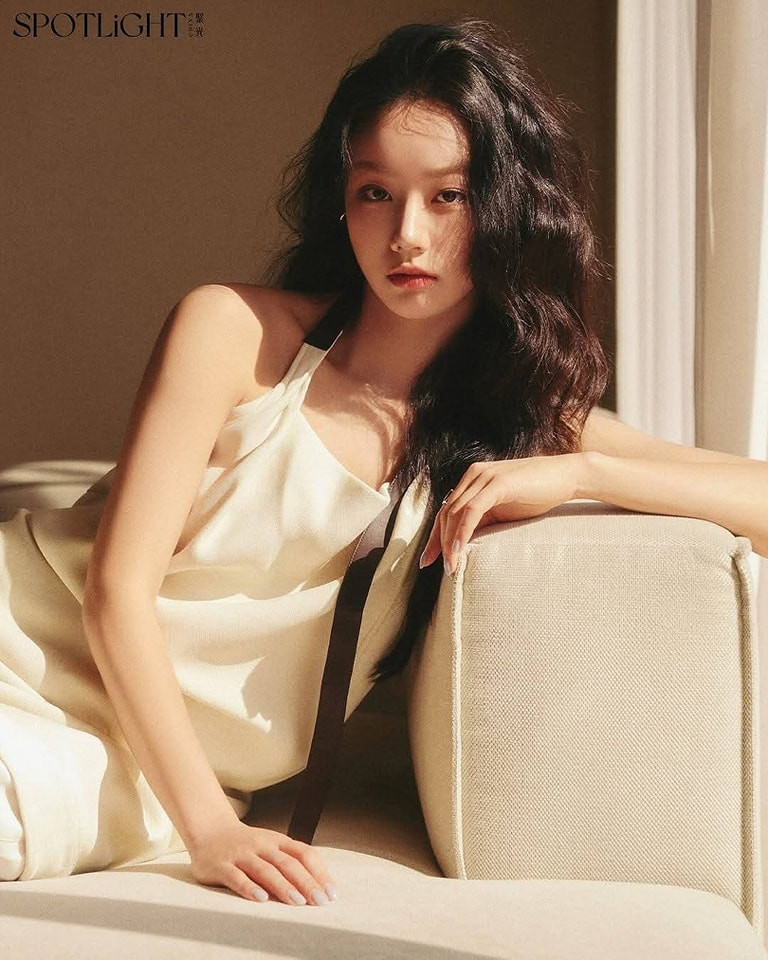 Vẫn với nét ngọt ngào, trong trẻo nhưng giờ vẻ đẹp của nữ diễn viên thêm phần sắc sảo, duyên dáng.