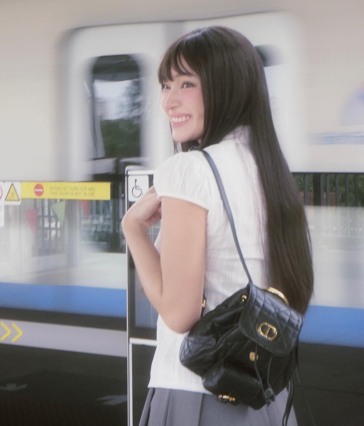 Nụ cười của nàng "nữ sinh" Châu Bùi đốn tim người đối diện.