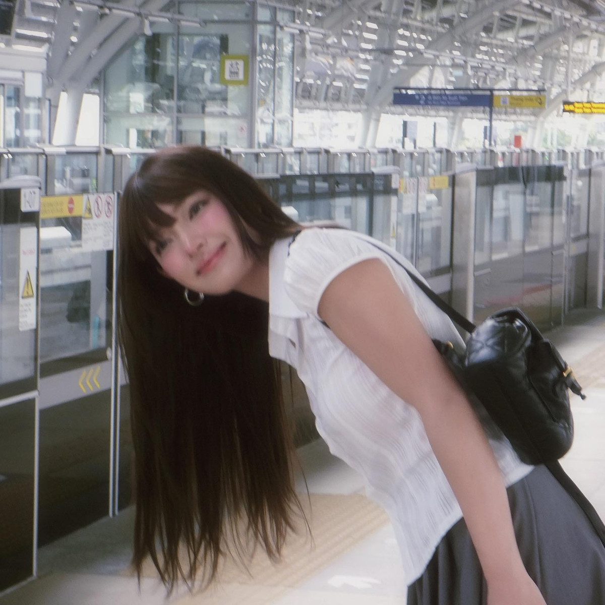 Layout makeup lần này được cô fashionista lựa chọn thiên về phong cách trong trẻo, tự nhiên với lớp nền căng mướt, má hồng tán rộng trên gò má mang lại hiệu ứng ửng đỏ đáng yêu.