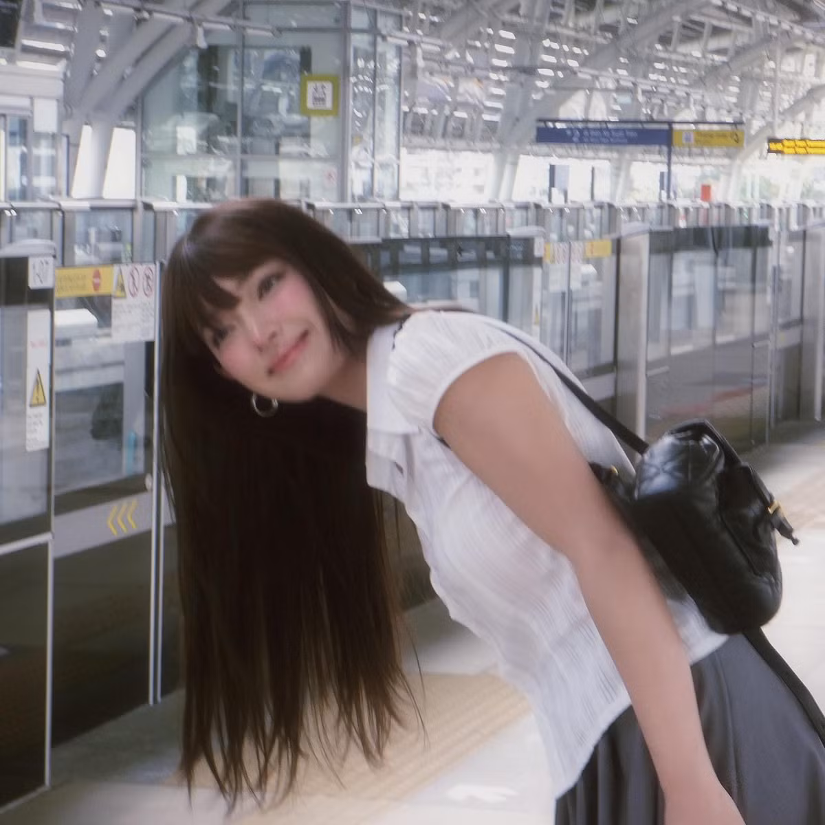 Layout makeup lần này được cô fashionista lựa chọn thiên về phong cách trong trẻo, tự nhiên với lớp nền căng mướt, má hồng tán rộng trên gò má mang lại hiệu ứng ửng đỏ đáng yêu.