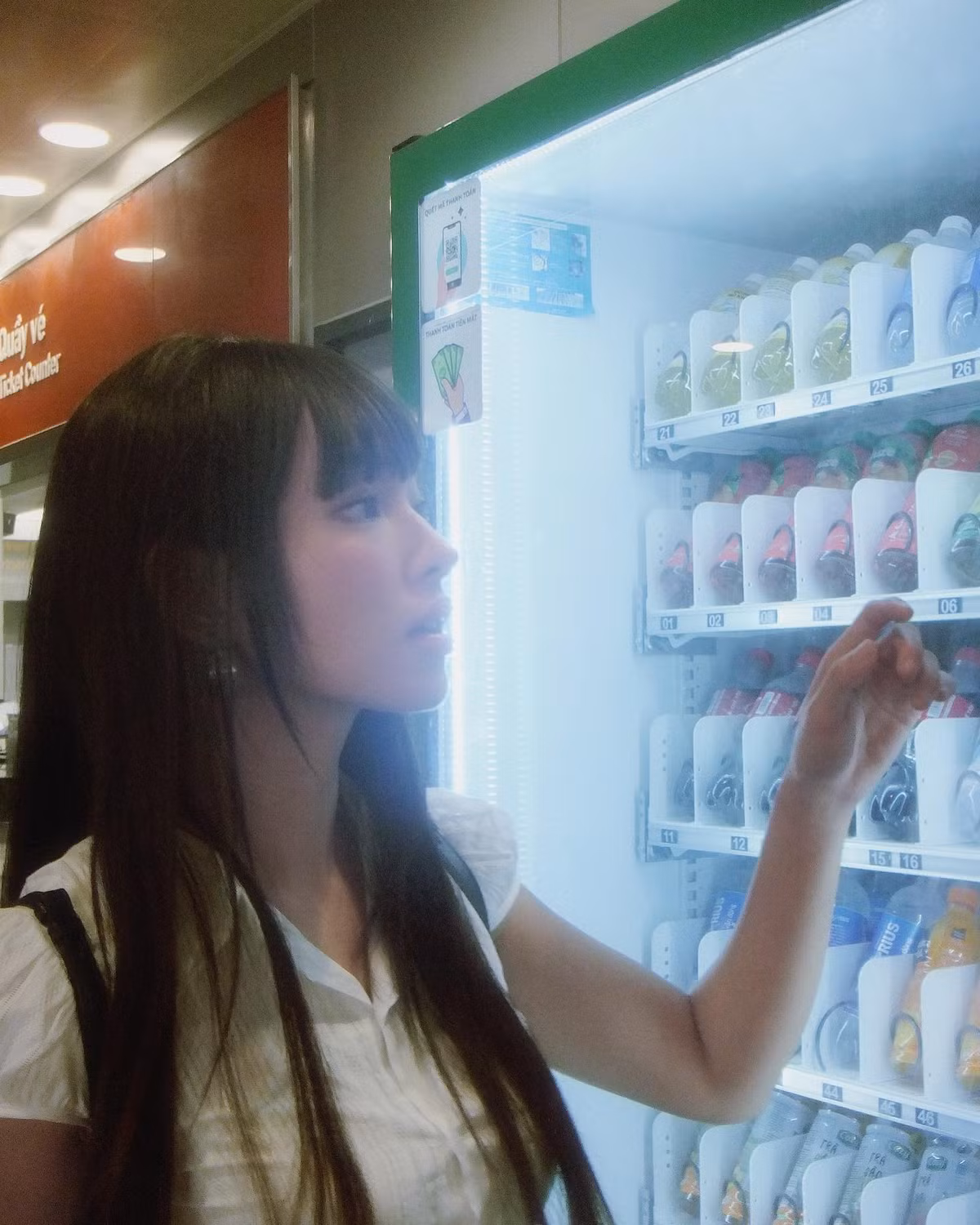 Điểm thu hút nhất nằm ở đôi mắt vốn đã cá tính của Châu Bùi nay càng thêm ấn tượng khi được nhấn nhá bằng màu lens xám bí ẩn.