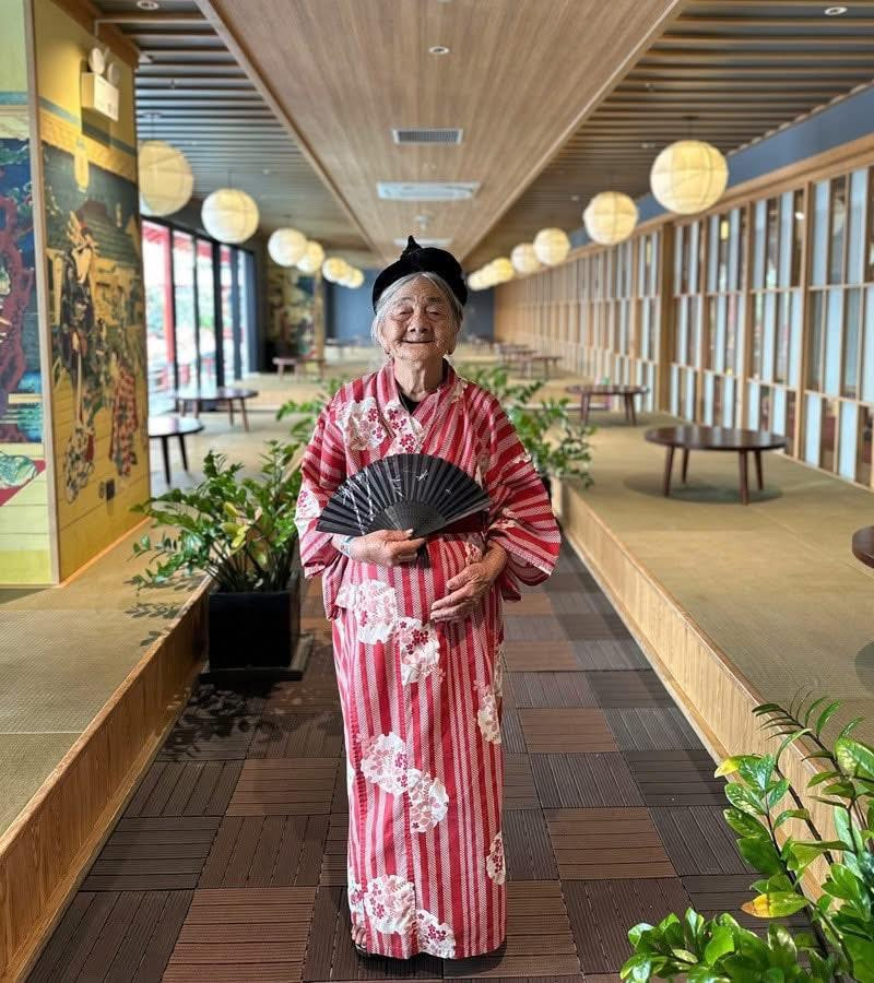 Hình ảnh cụ diện trang phục khác nhau, vui vẻ tạo dáng bên gia đình, đã nhận được nhiều lời khen ngợi từ cộng đồng mạng