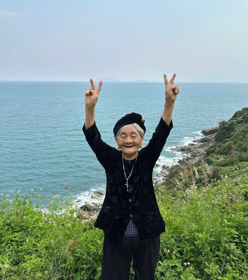 Mới đây, cụ Tứ một lần nữa lại chiếm sóng mạng xã hội với loạt ảnh đi du lịch và check-in ở nhiều địa điểm khác nhau.