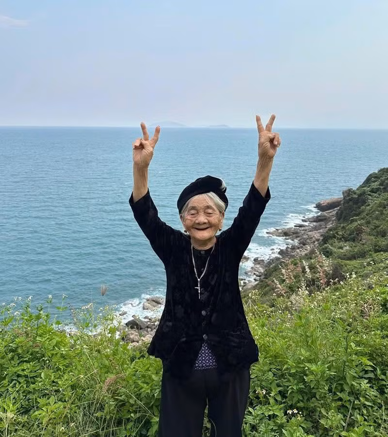 Mới đây, cụ Tứ một lần nữa lại chiếm sóng mạng xã hội với loạt ảnh đi du lịch và check-in ở nhiều địa điểm khác nhau.