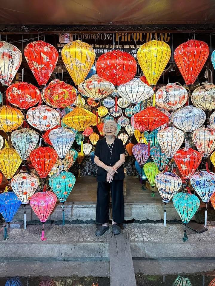 Sau khi loạt ảnh du lịch của cụ bà được lan truyền trên mạng xã hội, cư dân mạng không giấu nổi sự ngưỡng mộ trước tinh thần "tuổi tác chỉ là con số". Nhiều người còn cho rằng cụ chính là minh chứng sống động cho câu nói: "Sống là để tận hưởng."