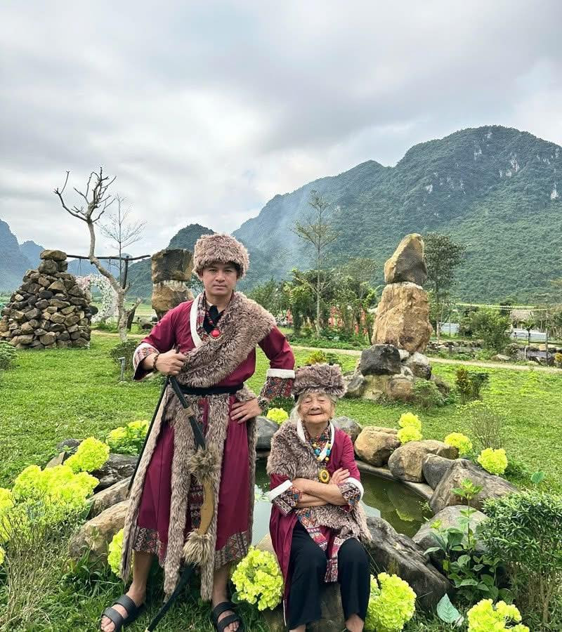 Đồng hành cùng cụ là vợ chồng anh Nam cùng vài người cháu. Vốn là người dễ hòa nhập, đến mỗi địa điểm, cụ bà hào hứng diện lên mình những trang phục truyền thống để ghi lại loạt khoảnh khắc đáng nhớ.