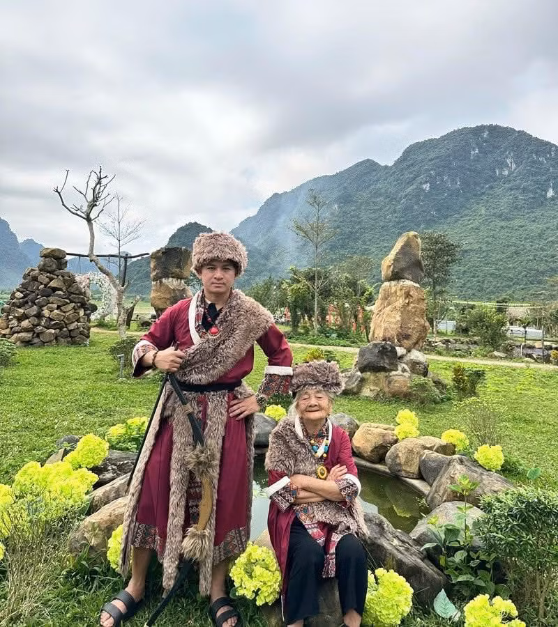 Đồng hành cùng cụ là vợ chồng anh Nam cùng vài người cháu. Vốn là người dễ hòa nhập, đến mỗi địa điểm, cụ bà hào hứng diện lên mình những trang phục truyền thống để ghi lại loạt khoảnh khắc đáng nhớ.