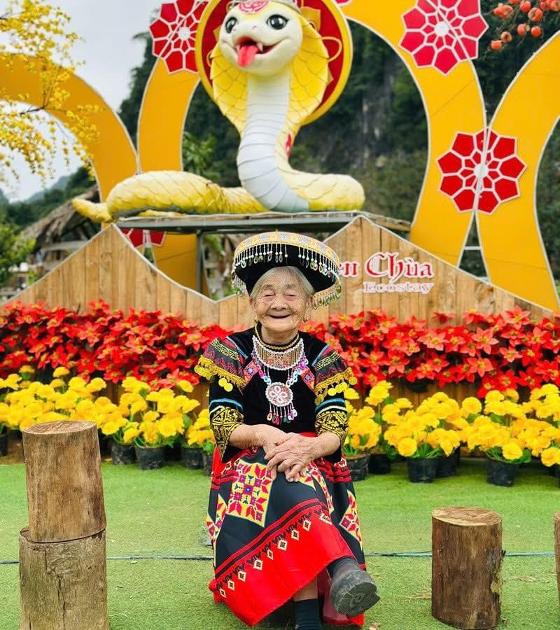 Suốt chặng đường, cụ Tứ hào hứng với mọi hoạt động tham quan, khám phá, trải nghiệm, từ các điểm vui chơi đến văn hóa, ẩm thực ở mỗi nơi.