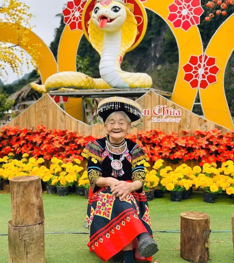 Suốt chặng đường, cụ Tứ hào hứng với mọi hoạt động tham quan, khám phá, trải nghiệm, từ các điểm vui chơi đến văn hóa, ẩm thực ở mỗi nơi.