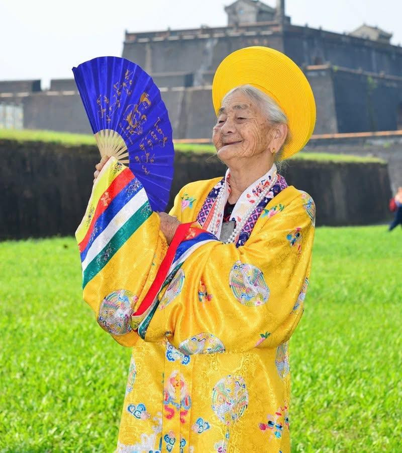 Cụ bà hào hứng, phấn khởi khi được thấy cảnh đẹp nhiều nơi.