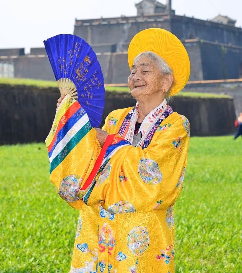 Cụ bà hào hứng, phấn khởi khi được thấy cảnh đẹp nhiều nơi.