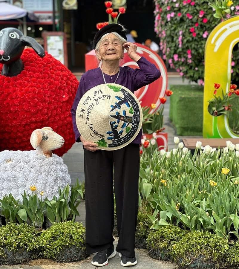 "Cụ Tứ thật tuyệt vời cháu chúc cụ luôn luôn mạnh khỏe vui vẻ bình an và hạnh phúc nha", "bà có cháu trai quá tuyệt vời luôn chăm sóc tốt cho bà &amp; luôn đồng hành cùng bà mọi lúc mọi nơi", "ngưỡng mộ cụ quá ạ" - Netizen bày tỏ cảm xúc dưới loạt ảnh du lịch của cụ bà 97 tuổi.