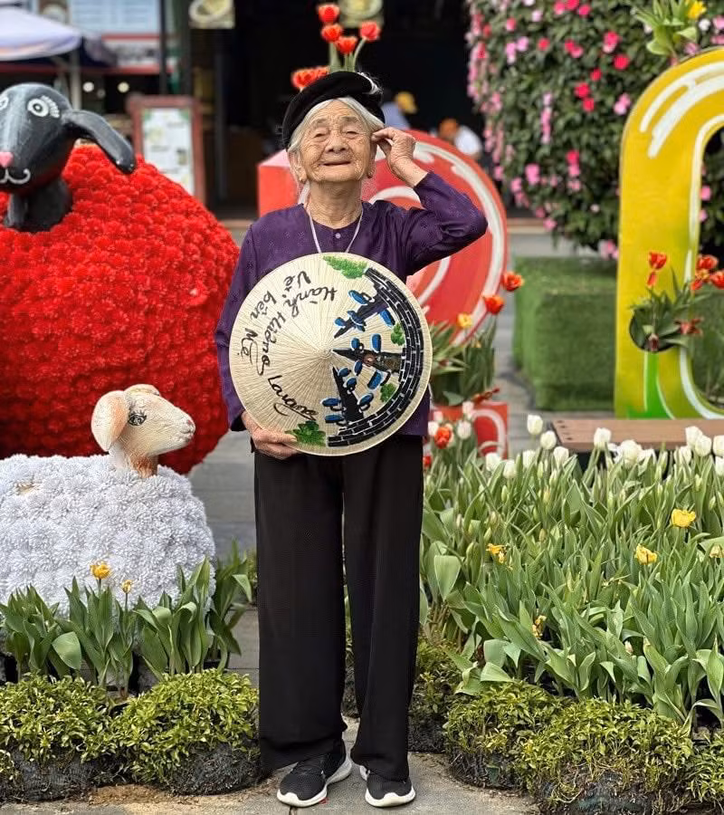 "Cụ Tứ thật tuyệt vời cháu chúc cụ luôn luôn mạnh khỏe vui vẻ bình an và hạnh phúc nha", "bà có cháu trai quá tuyệt vời luôn chăm sóc tốt cho bà &amp; luôn đồng hành cùng bà mọi lúc mọi nơi", "ngưỡng mộ cụ quá ạ" - Netizen bày tỏ cảm xúc dưới loạt ảnh du lịch của cụ bà 97 tuổi.