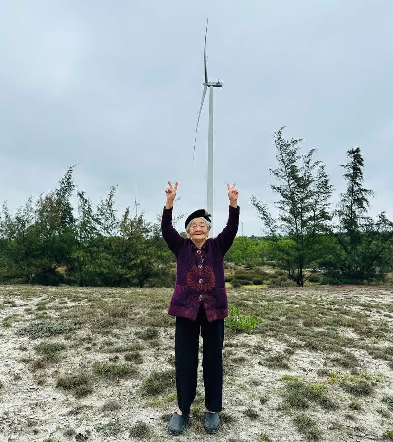 Trong chuyến hành trình du lịch khắp dải miền Trung, cụ Tứ cùng con cháu đã khám phá nhiều tỉnh thành, ghi lại những khoảnh khắc đáng nhớ tại các địa điểm nổi tiếng.