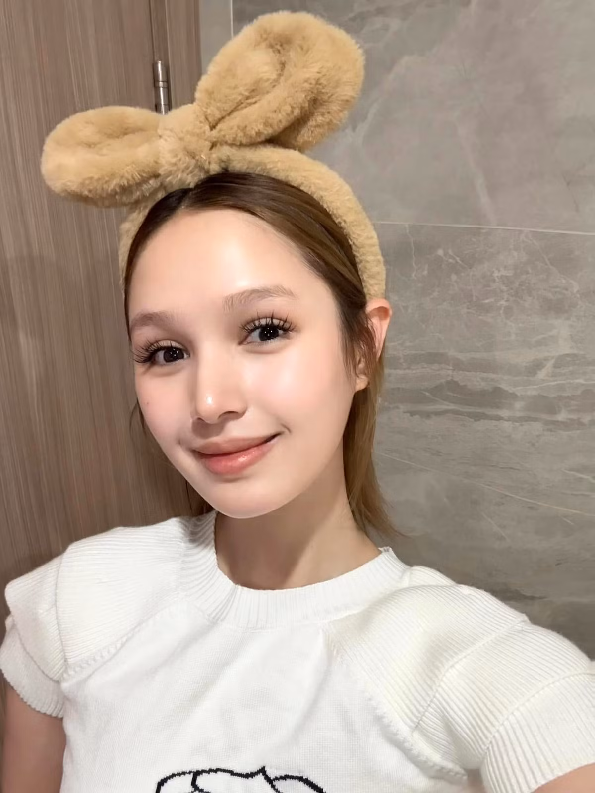 Cô nàng sở hữu gương mặt xinh đẹp tựa như búp bê với những đường nét lai Tây ấn tượng.