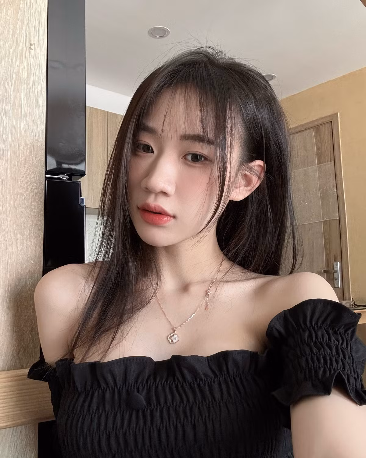 Không còn những bộ cánh gợi cảm hay vũ điệu nóng bỏng, cô nàng khoe vẻ đẹp dịu dàng, trong sáng với trang phục kín đáo cùng biểu cảm nhẹ nhàng, đầy nữ tính.