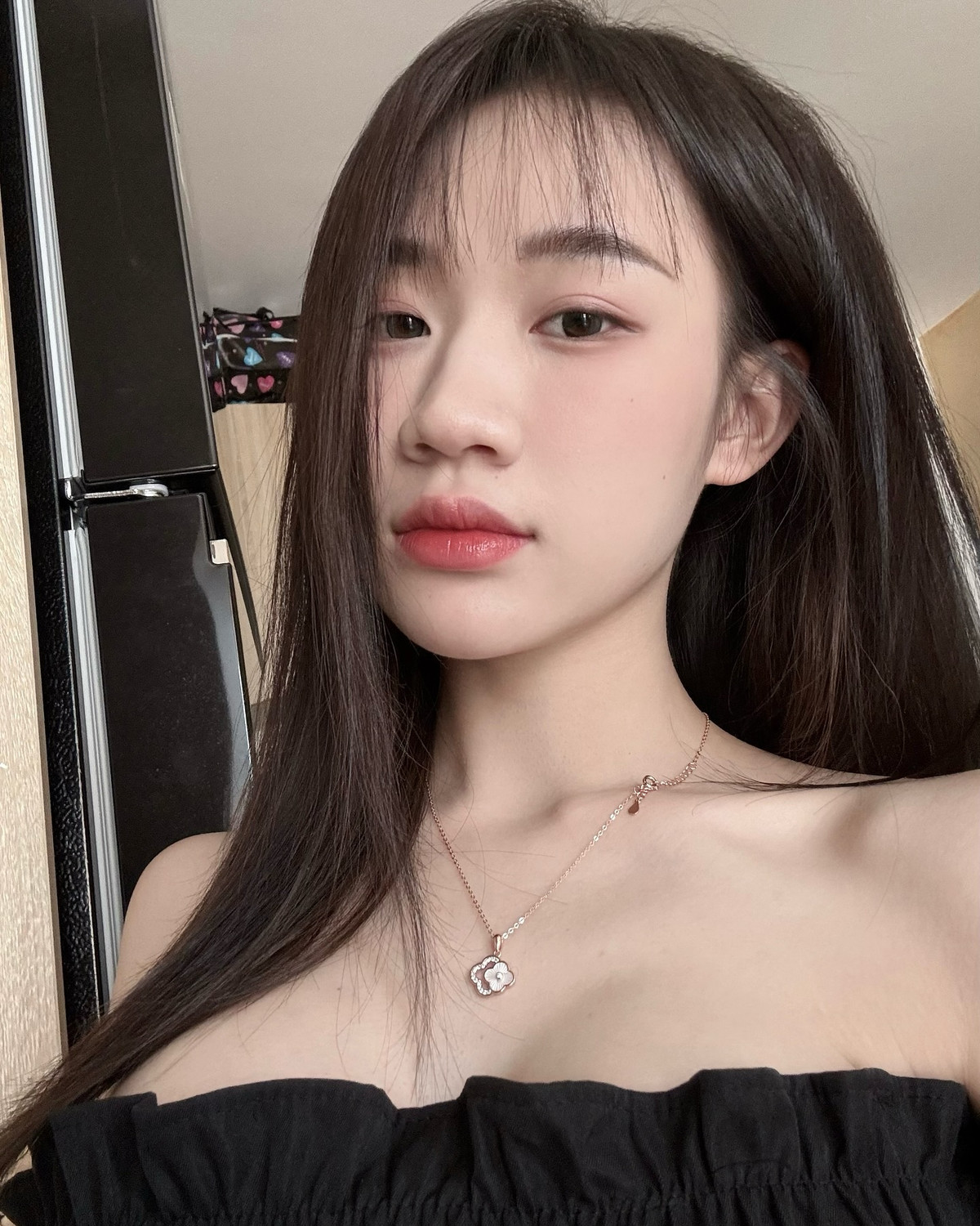 Hoàng Lan Anh vốn là nữ Tiktoker được biết đến với phong cách gợi cảm, quyến rũ cùng những vũ đạo bắt trend lắc hông đầy gợi cảm. Tuy nhiên hình ảnh mới đây của cô nàng đăng tải lên trang cá nhân khiến nhiều người ngạc nhiên với sự nhẹ nhàng đốn tim.